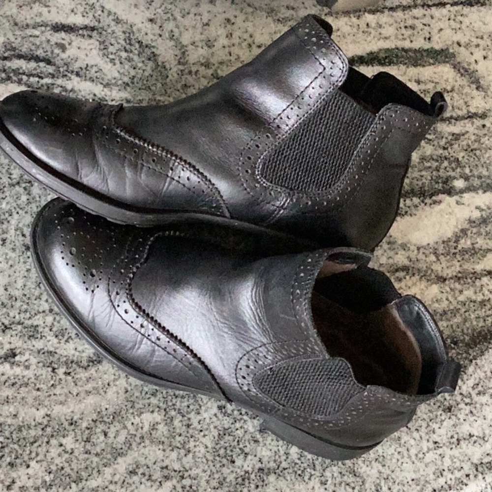 COPY - BATA ITALIAN BLACK LEATHER TOOLED ANKLE BOOT